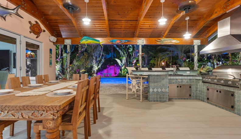 Outdoor Kitchen at 615 Idlewyld Drive